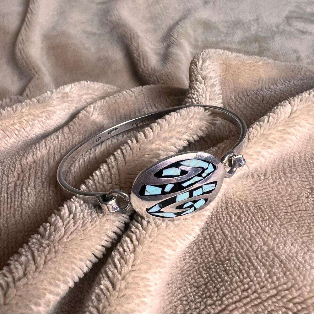 VINTAGE 925 Sterling Silver Bangle Cuff Latch Bracelet w blue and black